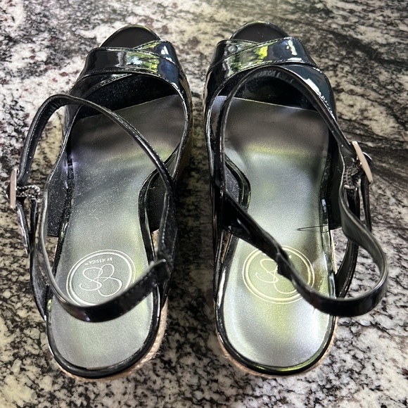 Like new, Jessica Simpson black patent platform Sandals. - Picture 5 of 11